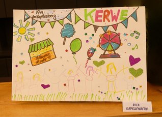 Bunt gestaltetes Kinderplakat der Kita Kapellenberg zur „Vernemer Kerwe“. Oben sind eine große Wimpelkette und der Schriftzug „KERWE“ in verschiedenen Farben zu sehen. Darunter zeigen die Zeichnungen typische Kerwemotive wie ein Riesenrad, einen Süßigkeitenstand, Zuckerwatte und Luftballons. Im unteren Bereich sind mehrere fröhliche Strichmännchen auf einer grünen Wiese dargestellt. Glitzernde Herzen, Sterne, bunte Schmucksteine und Musiknoten verzieren das Plakat. Rechts unten steht auf einem separaten Schild „KITA KAPELLENBERG“.