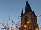 Kirchturm mit Lichterketten