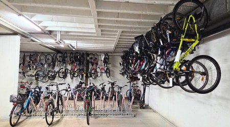 Ein Blick in das Fahrradlager des Fundbüros: Rund 20 Fundfahrräder werden am 19. September öffentlich versteigert.