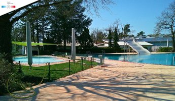 Blick auf die Becken im Waldschwimmbad