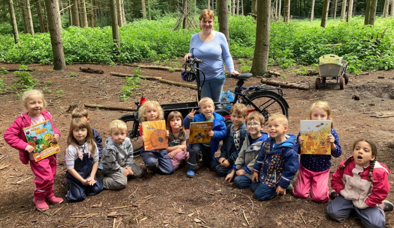 Gruppenfoto mit Flitzi ©Stadt Viernheim Kinder sitzen um Flitzi