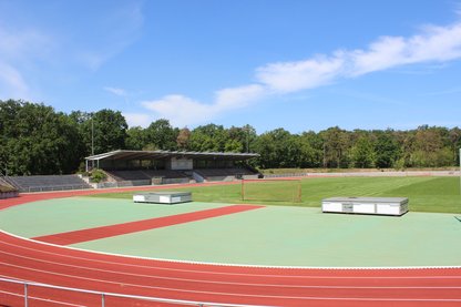 Laufbahn und Rasen in der Mitte