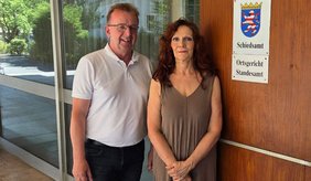 Bürgermeister Matthias Baaß und die neue Ortsgerichtsvorsteherin Yvonne Meyer-Blankenburg vor dem Alten Rathaus.