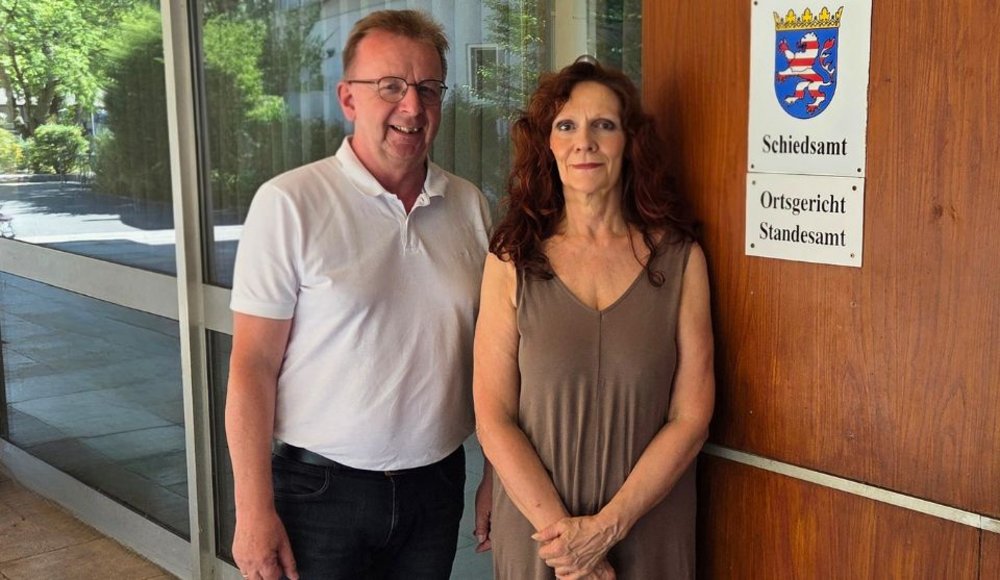 Bürgermeister Matthias Baaß und die neue Ortsgerichtsvorsteherin Yvonne Meyer-Blankenburg vor dem Alten Rathaus.