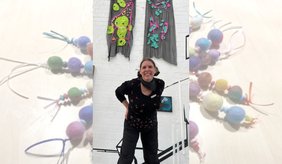 Steph Selke mit Filmschlüsselanhängern im Hintergrund