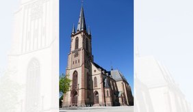 Außenaufnahme der Apostelkirche bei blauem Himmel. Das historische Kirchengebäude aus hellem und rötlichem Stein besitzt einen hohen, spitzen Kirchturm mit mehreren kleineren Turmspitzen. Das Foto der Kirche steht im Zentrum, seitlich ist es von stark aufgehellten Ausschnitten desselben Motivs eingerahmt.