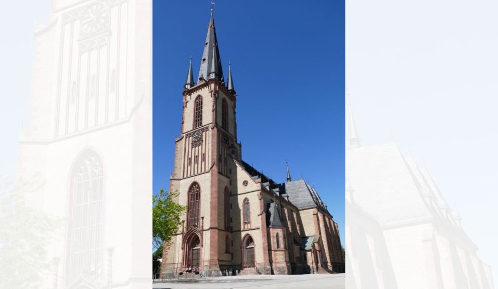 Außenaufnahme der Apostelkirche bei blauem Himmel. Das historische Kirchengebäude aus hellem und rötlichem Stein besitzt einen hohen, spitzen Kirchturm mit mehreren kleineren Turmspitzen. Das Foto der Kirche steht im Zentrum, seitlich ist es von stark aufgehellten Ausschnitten desselben Motivs eingerahmt.