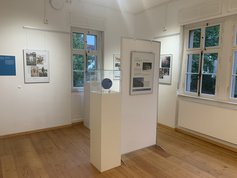 Blick in die Ausstellung: Ausstellungswand und Vitrine