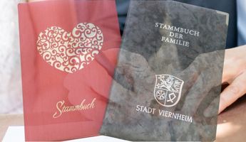 Zwei Stammbücher der Stadt Viernheim