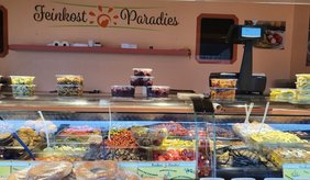 Marktstand mit zahlreichen Essensangeboten