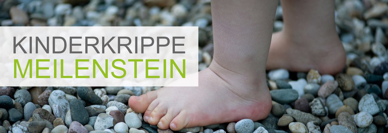 Nackte Kinderfüße auf Steinen