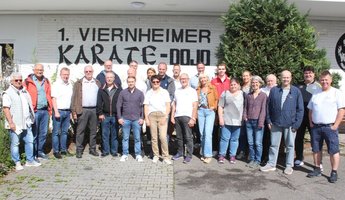 Gruppenfoto vor dem Vereinsheim des 1. Viernheimer Karate-Dojo e.V. 