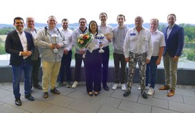 Zwei Titel – zwei Pokale. Bürgermeister Matthias Baaß (2. v.r.) und Torben Kruhmann (links) gratulieren gemeinsam mit Vertreterinnen und Vertretern der Stadt dem Schachclub Viernheim und Dinara Wagner zu ihren Erfolgen.