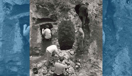 schwarz weiß Foto wie Männer einen Brunnen ausgraben