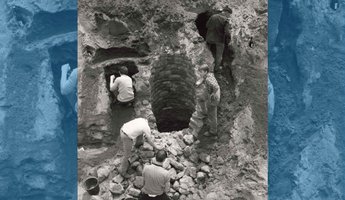 schwarz weiß Foto wie Männer einen Brunnen ausgraben