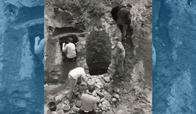 schwarz weiß Foto wie Männer einen Brunnen ausgraben