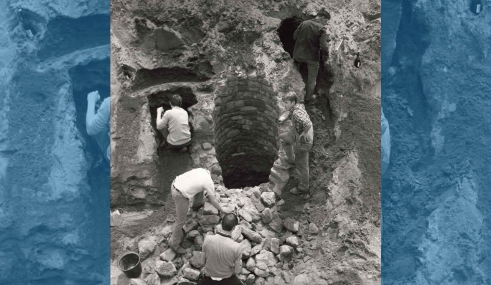 schwarz weiß Foto wie Männer einen Brunnen ausgraben