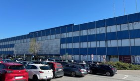 Die Karstadt-Filiale im Rhein-Neckar-Zentrum soll im Januar 2024 geschlossen werden. ©Centermanagement Rhein-Neckar-Zentrum Gebäude von außen mit Parkplatz