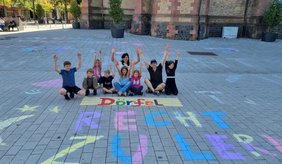 Kinder sitzen auf dem Apostelplatz
