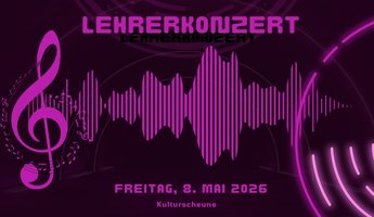 Das Bild zeigt ein modernes, grafisch gestaltetes Veranstaltungsplakat in dunklen Violett- und Pinktönen. Im oberen Bereich steht in großer, leuchtender Schrift das Wort „Lehrerkonzert“. Darunter verläuft mittig eine stilisierte Klangwelle, die wie ein Audiogramm aussieht und sich horizontal über das Bild zieht.  Auf der linken Seite ist ein großes Notenschlüssel-Symbol zu sehen, umgeben von kleinen Noten, die das musikalische Thema unterstreichen. Rechts ergänzen geschwungene Linien und Lichteffekte die dynamische Gestaltung.  Im unteren Bereich stehen die Veranstaltungsdaten: „Freitag, 8. Mai 2026“ sowie darunter der Veranstaltungsort „Kulturscheune“. Das gesamte Design vermittelt eine moderne, musikalische Atmosphäre und weist klar auf ein Konzert hin.