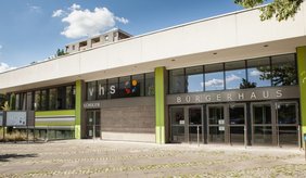 Eingang der Volkshochschule im Bürgerhaus