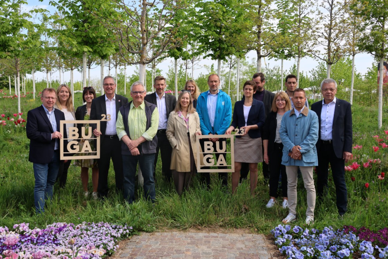 Vertreter*innen der BUGA 23-Partnerkommunen bekamen Ihre Partnerschaftsbäume im Spinelli Park übergeben. ©BUGA 23 Gruppenbild