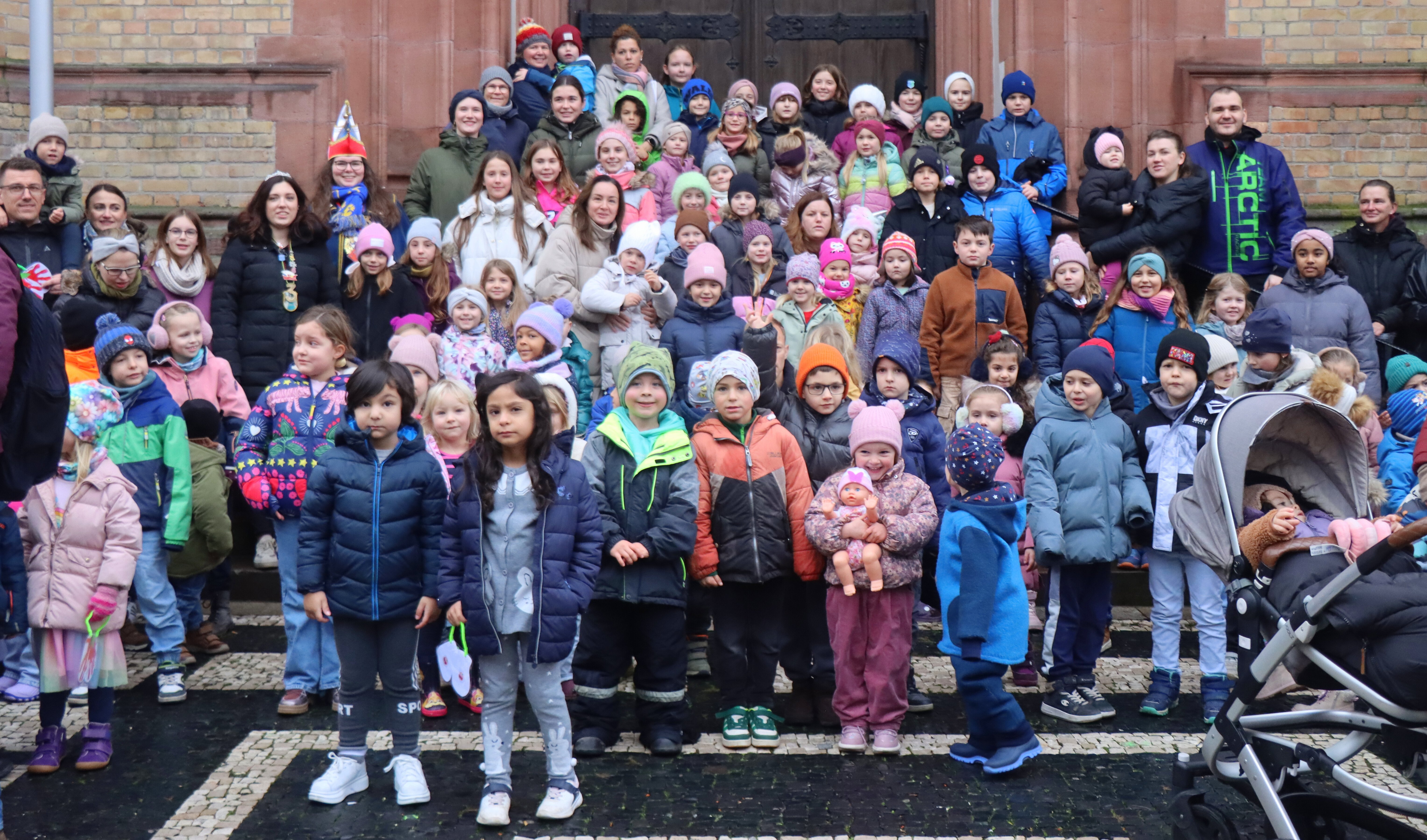 Gruppenfoto vor der Kirche