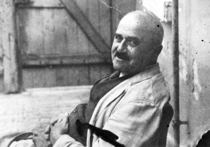 Isaak Kaufmann im Hof seines Hauses Mannheimer Str. 9 Isaak Kaufmann im Hof seines Hauses Mannheimer Str. 9