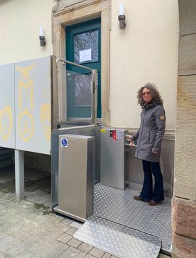 Museumsleiterin Elke Leinenweber demonstriert den neuen Aufzug, der ab sofort einen barrierefreien Zugang ermöglicht.