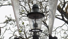 Die Errungenschaft der Elektrizität auf dem Lande in Verbindung mit der Romanreihe „Gut Greifenau“ steht im Vordergrund des Vortrags (Foto: Historische Laterne im Museumsgarten) @Stadt Viernheim Laterne