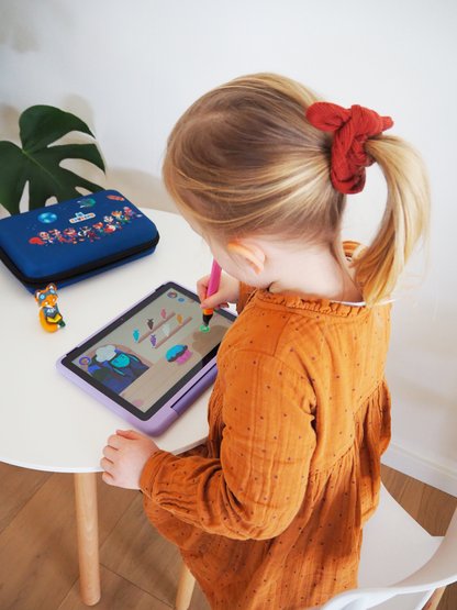 Mädchen tippt auf Tablett