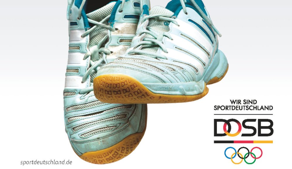 Zu sehen sind ein paar benutzte Sportschuhe und das Logo des DOSB, darüber der Schriftzug "Wir sind Sportdeutschland"