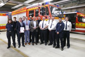 Minister, Stadtspitze sowie Stadtbrandinspektor Cornelius Hisge (5.v.r.) und die Feuerwehrkameraden vor dem 30 Jahre alten Löschgruppenfahrzeug.