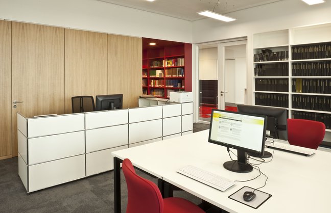 Der Lesesaal im 6. OG des Marchivum ©Kathrin Schwab Tische mit Bildschirmen