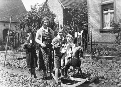 Im Garten der Familie Schlosser um 1910. Von links: Thea Schlosser, Lina und Sol Gernsheimer, Nachbarskind. Im Garten der Familie Schlosser um 1910. Von links: Thea Schlosser, Lina und Sol Gernsheimer, Nachbarskind.