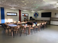Pfadfinderheim Gemeinschaftsraum ©Stadt Viernheim Raum mit Tischen und Stühlen