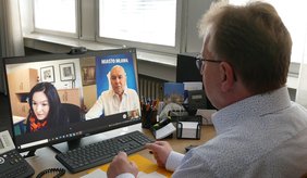 Viernheims Bürgermeister Matthias Baaß in seinem Amtszimmer bei der Videokonferenz mit Mławas Bürgermeister Sławomir Kowalewski und Edyta Zander (Übersetzung).©Stadt Viernheim Viernheims Bürgermeister Matthias Baaß in seinem Amtszimmer bei der Videokonferenz mit Mławas Bürgermeister Sławomir Kowalewski und Edyta Zander (Übersetzung).©Stadt Viernheim
