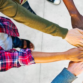 ©rawpixel|123rf.com Hände greifen in der Mitte zusammen