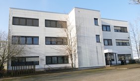 Das ungenutzte Bürogebäude in der Lilienthalstraße, das letztes Jahr als Flüchtlingsunterkunft des Kreises vorgesehen war, soll jetzt durch die Stadt angemietet werden. ©Stadt Viernheim Weißes Bürogebäude