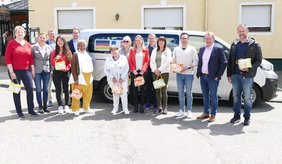Die französische Delegation mit Xavier Melki (dritter von rechts) und den städtischen Vertretern beim Zwischenstopp in Viernheim. ©Stadt Viernheim Personen stehen vor weißem Fahrzeug