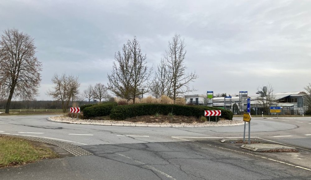 Zu sehen ist der Kreisverkehrsplatz bei Lampertheim/Hüttenfeld. Bei Aufnahme des Fotos waren keine Fahrzeuge zu sehen.