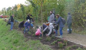 Zahlreiche Erwachsene und Kinder packten beim diesjährigen Baumpflanztag wieder mit Eifer an.