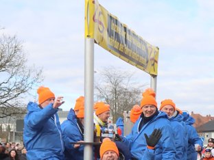 Männer in blauen Overalls sitzen auf Wagen