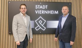 Erster Stadtrat Jörg Scheidel stellt den neuen Amtsleiter Tobias Kettner vor.