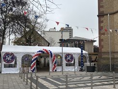 Weißes Zelt mit Logo Kerweverein Viernheim
