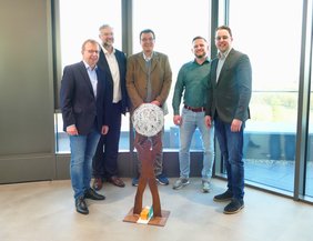 Auch geht ihr Dank an Dr. Ralph Franke (Mitte), Matthias von Allwörden (2. v.l.) und Johannes Brunk (3. v.l.) von den Stadtwerken Viernheim.