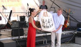 Statt Blumen überreichte Bürgermeister Matthias Baaß zum Jubiläum symbolisch eine Torte an Susanne Wendel.