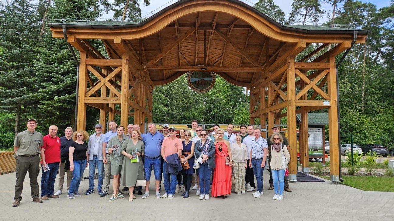 Gruppenfoto mit allen Delegationen vor dem Wisent-Geheg.