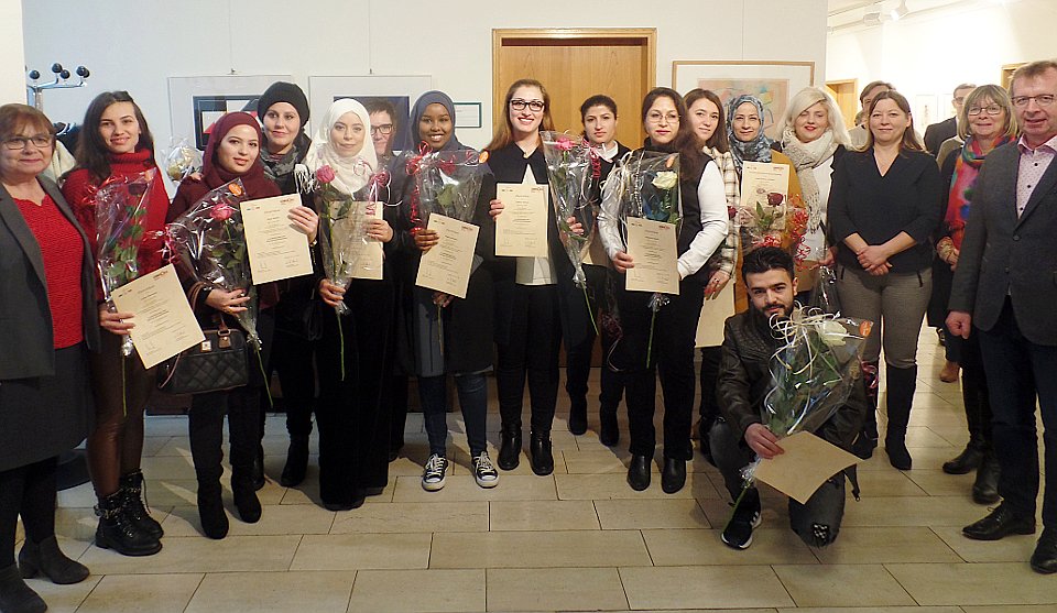 Zertifikate an dreizehn neue Integrationslotsinnen und den ersten Integrationslotsen Viernheims