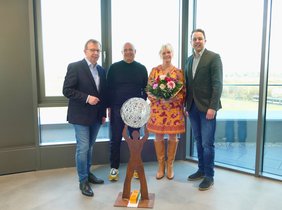 Bürgermeister Baaß (links) und Erster Stadtrat Scheidel (rechts) danken den Eheleuten Mura.